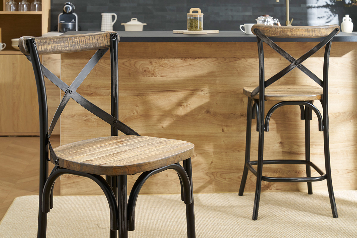 Industrieller Barhocker aus Holz und gealtertem Metall, Nahaufnahme, mit einer Theke im Hintergrund.