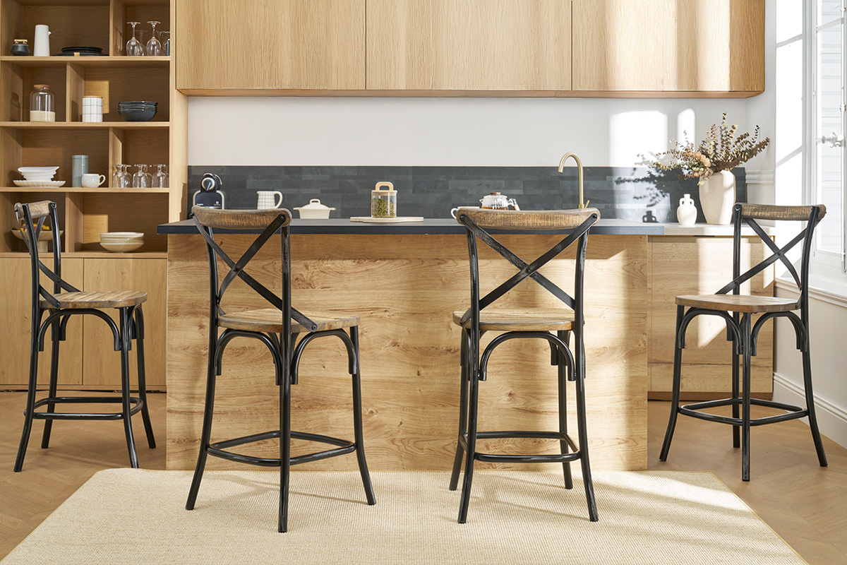 Industrieller Barhocker aus Holz und schwarz gealtertem Metall, Dreiviertelansicht mit weiteren Hockern.