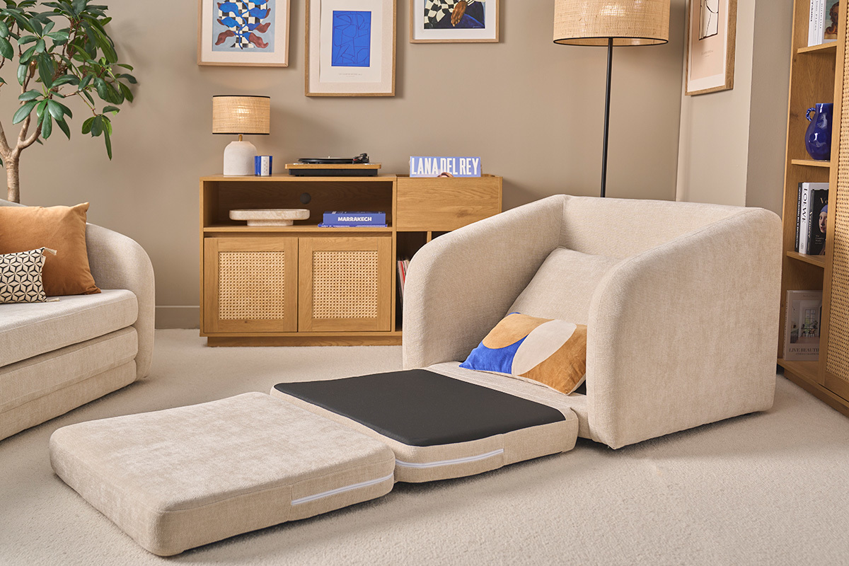 Beigefarbener Stoff-Schlafsessel mit Samteffekt MAHAUT