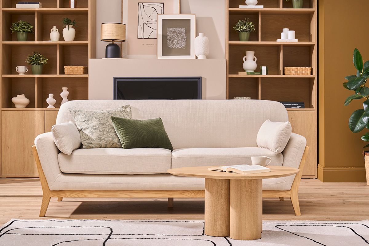 Beigefarbenes skandinavisches 3-Sitzer-Sofa mit Holzbeinen YOKO