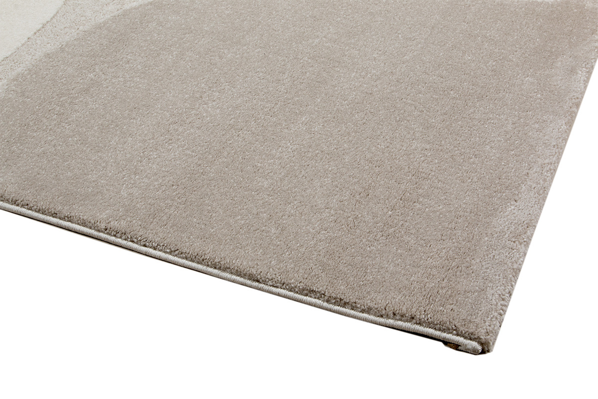 Rechteckiger beiger Teppich LUMA, Detailansicht mit weicher Textur und sichtbarer Bord�re.