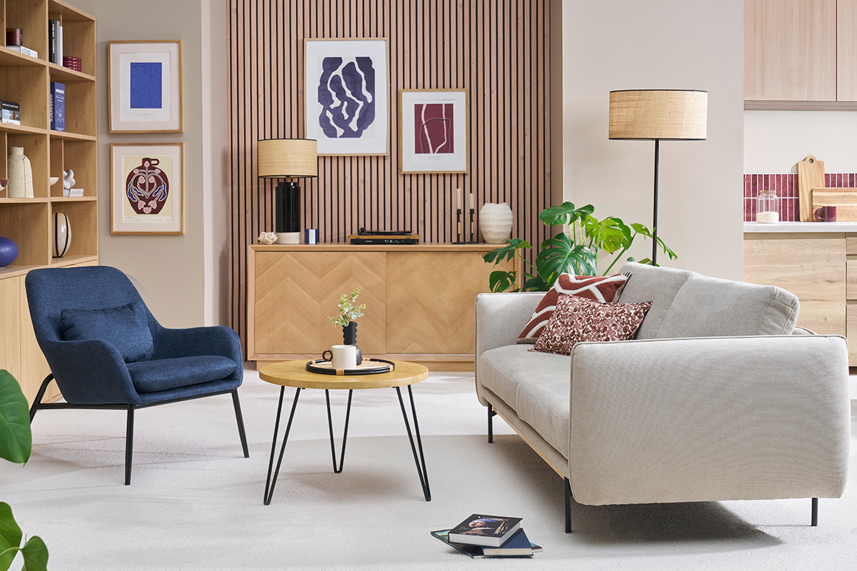 Runder Couchtisch aus Mangoholz und Metall, Wohnzimmeransicht mit Sofa und Sessel.