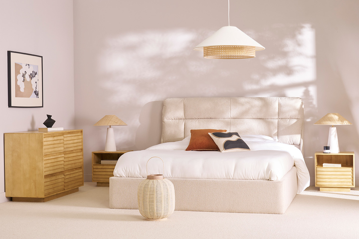 HONO Bettkasten in einem Schlafzimmer mit Nachttischen und Hngelampe, Frontansicht.