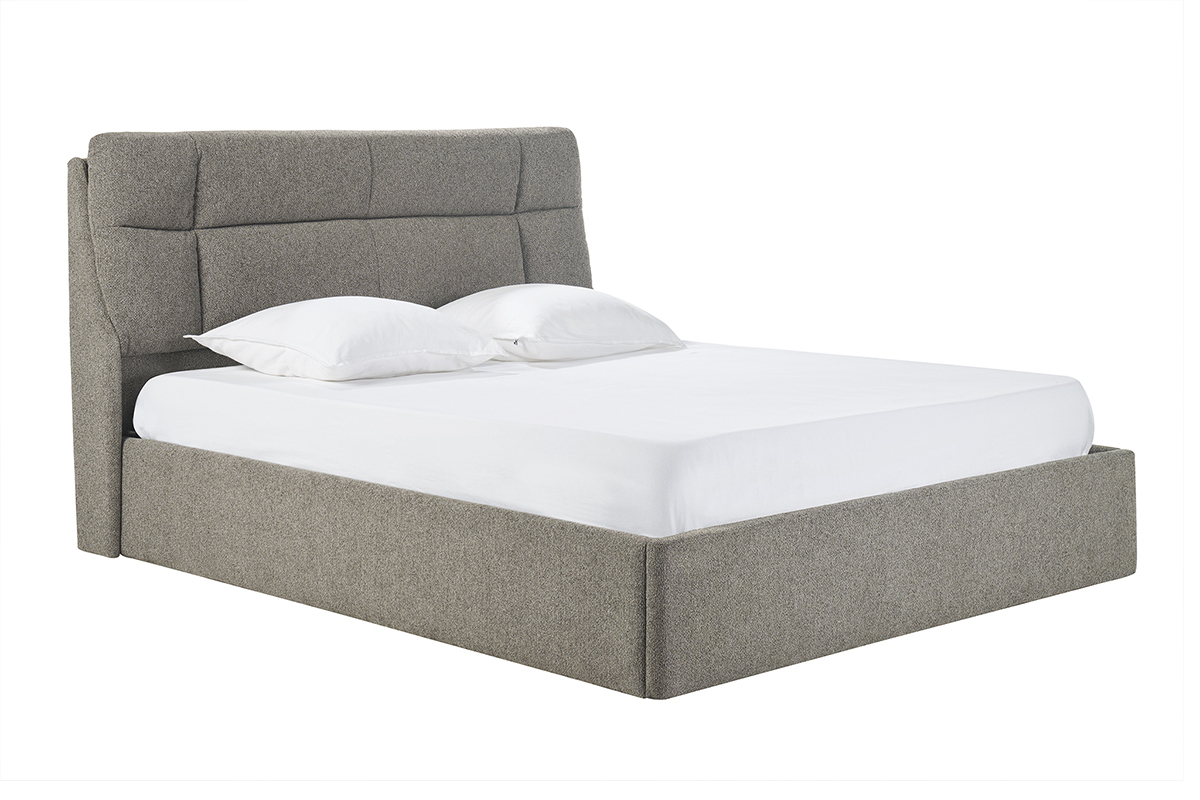 Taupefarbenes Doppelbett HONO mit gepolstertem Kopfteil, Dreiviertelansicht.