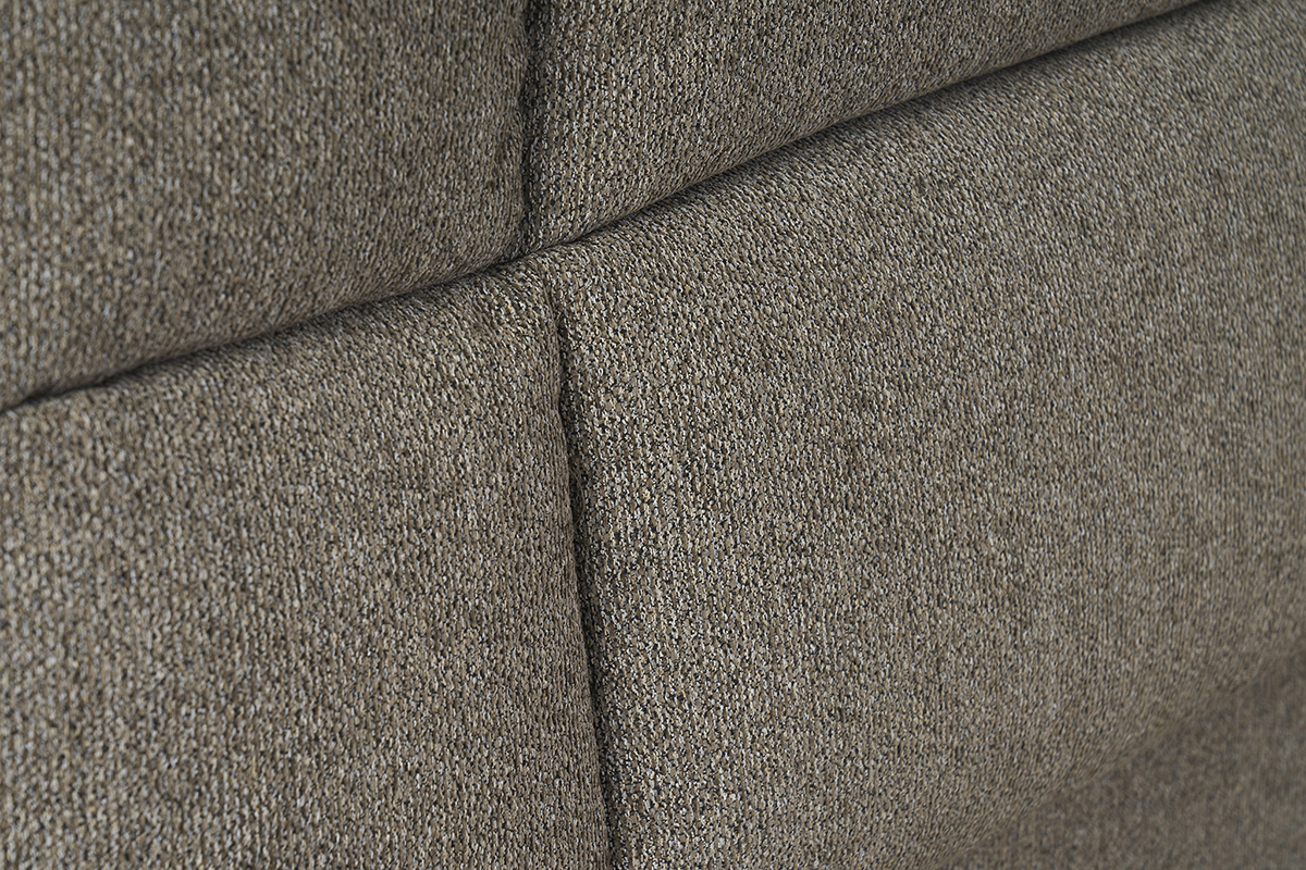 Nahaufnahme des strukturierten taupefarbenen Stoffs des HONO-Bettgestells, detaillierte Ansicht.