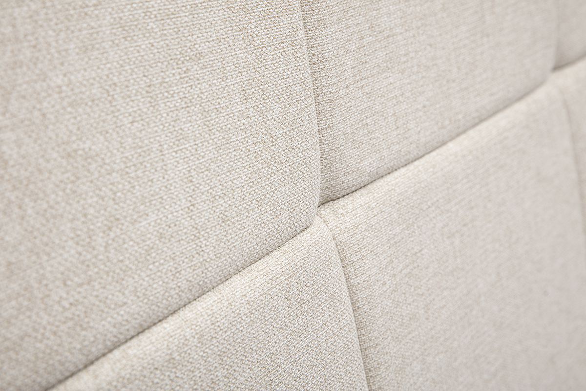 Nahaufnahme des cremefarbenen, gepolsterten Stoffes des Kopfteils CLOVIS.