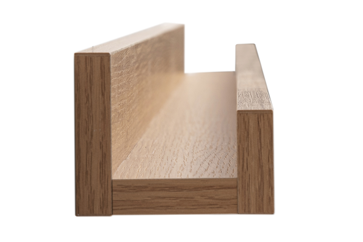 Seitenansicht eines hellen Eichenholz-Wandregals LINEA mit 120 cm.