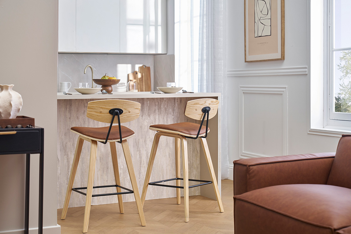 Zwei braune und helle Holz Barhocker vor einer Theke in einer modernen Kche.