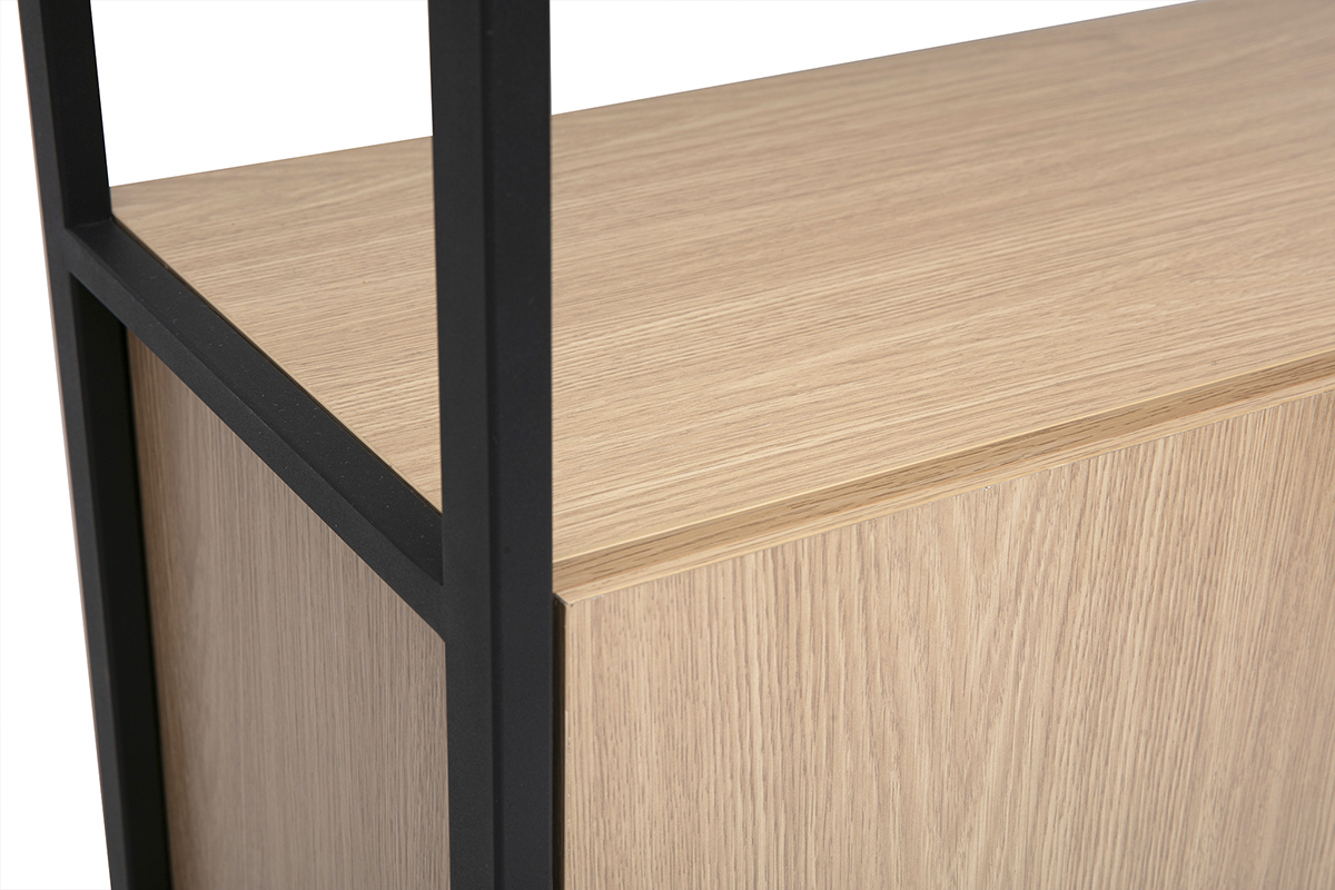 Nahaufnahme eines Bcherregals mit schwarzer Metallstruktur und hellem Eichenholz.