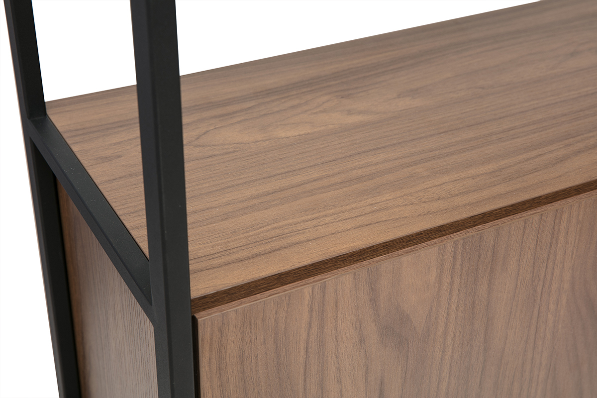 Detail Bibliothek MAXENCE in dunklem Walnussholz-Finish und schwarzem Metall.