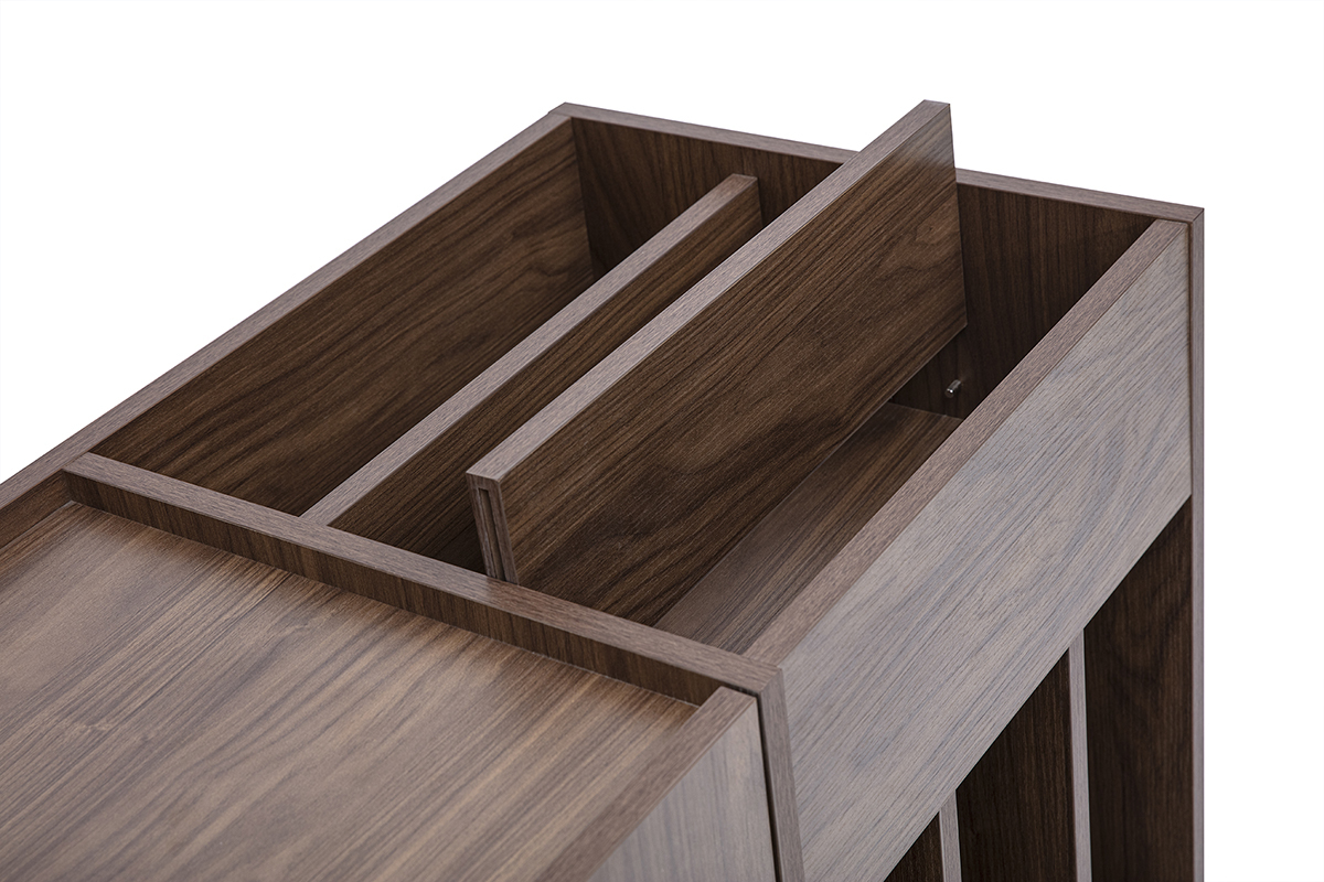 Oberf�cher des Buffets aus Nussbaumholz, Nahaufnahme.