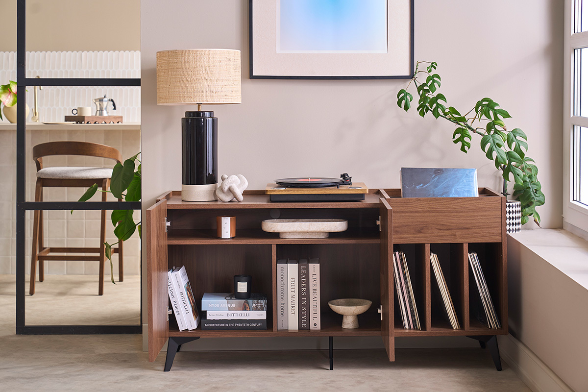 Buffet de rangement pour vinyles en bois fonc� fini noyer et m�tal noir L140 cm SEDA