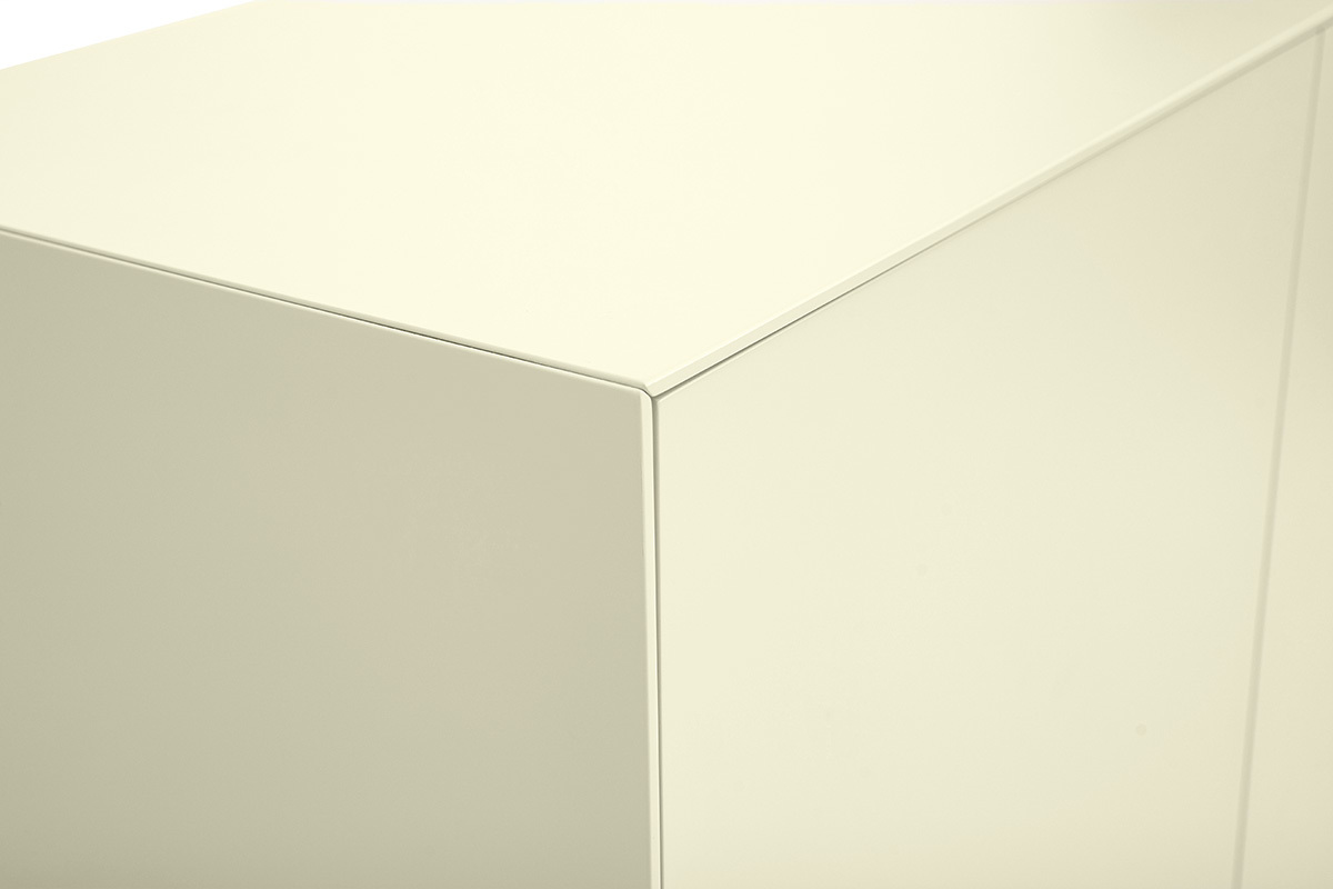 Oberer Winkel eines matten beige lackierten hohen Buffets aus der N�he gesehen.