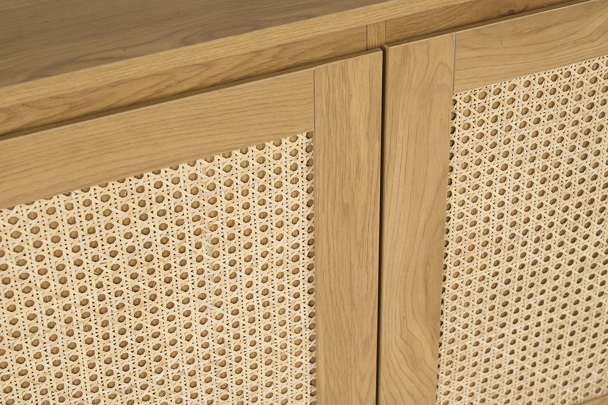 Gro�aufnahme des SEVILLE Buffets in hellem Holz mit Rattangeflecht-T�ren.