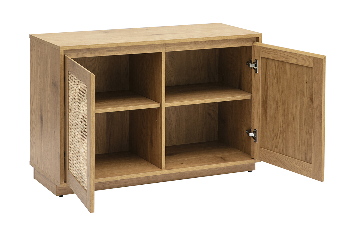 Niedriges Sideboard aus hellem Eichenholz mit Rattant�ren, Ansicht von 3/4, T�ren offen.