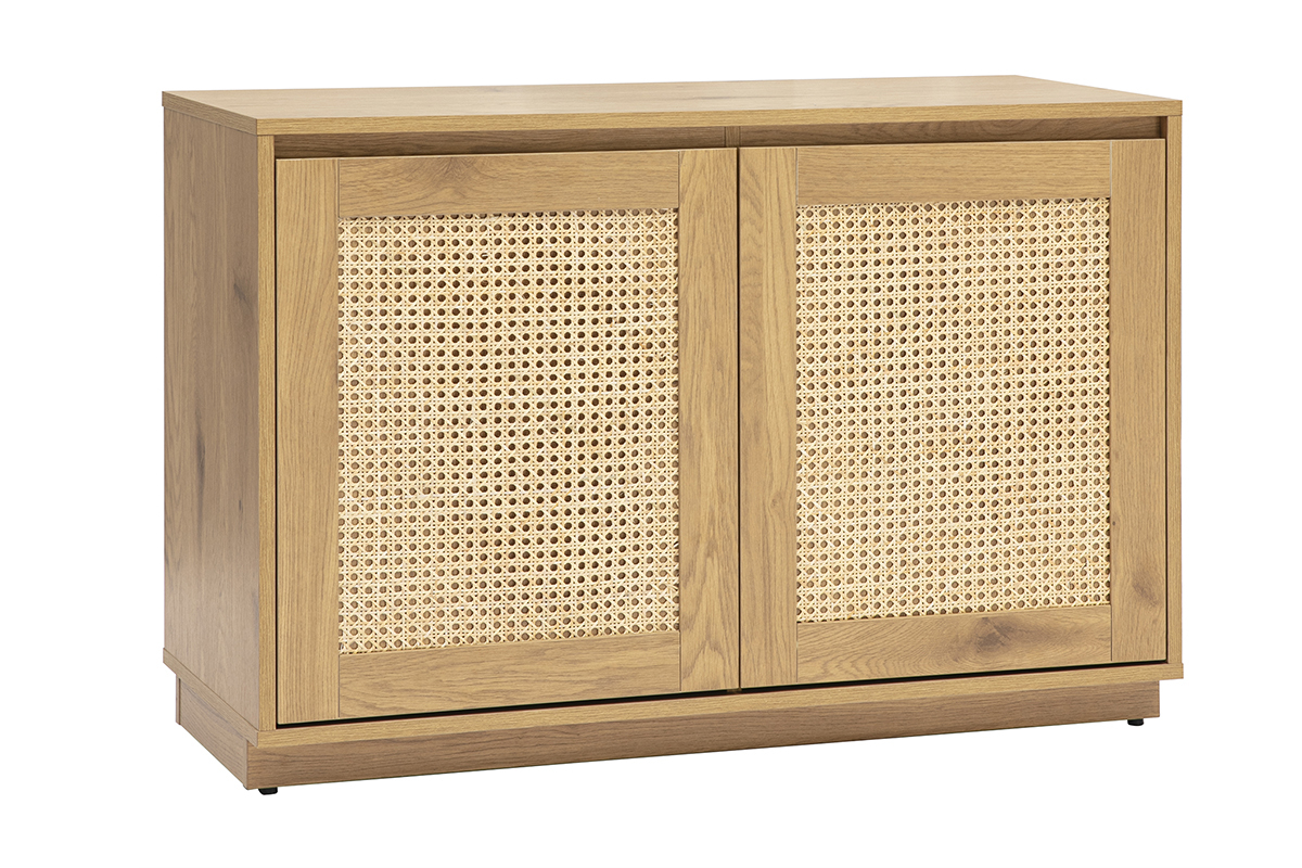 Niedriges Sideboard aus hellem Holz mit T�ren aus Rattangeflecht, Dreiviertelansicht.