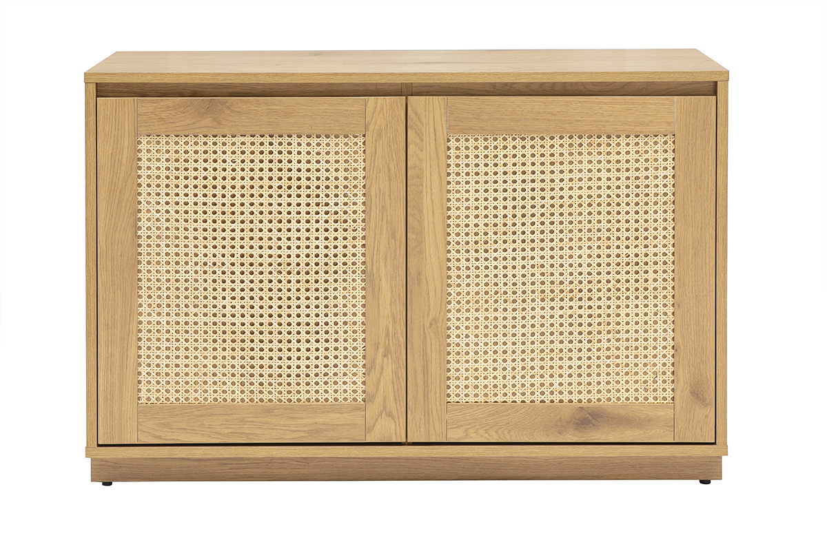 Niedriges Sideboard aus hellem Eichenholz mit T�ren in Rattangeflecht, Frontansicht.