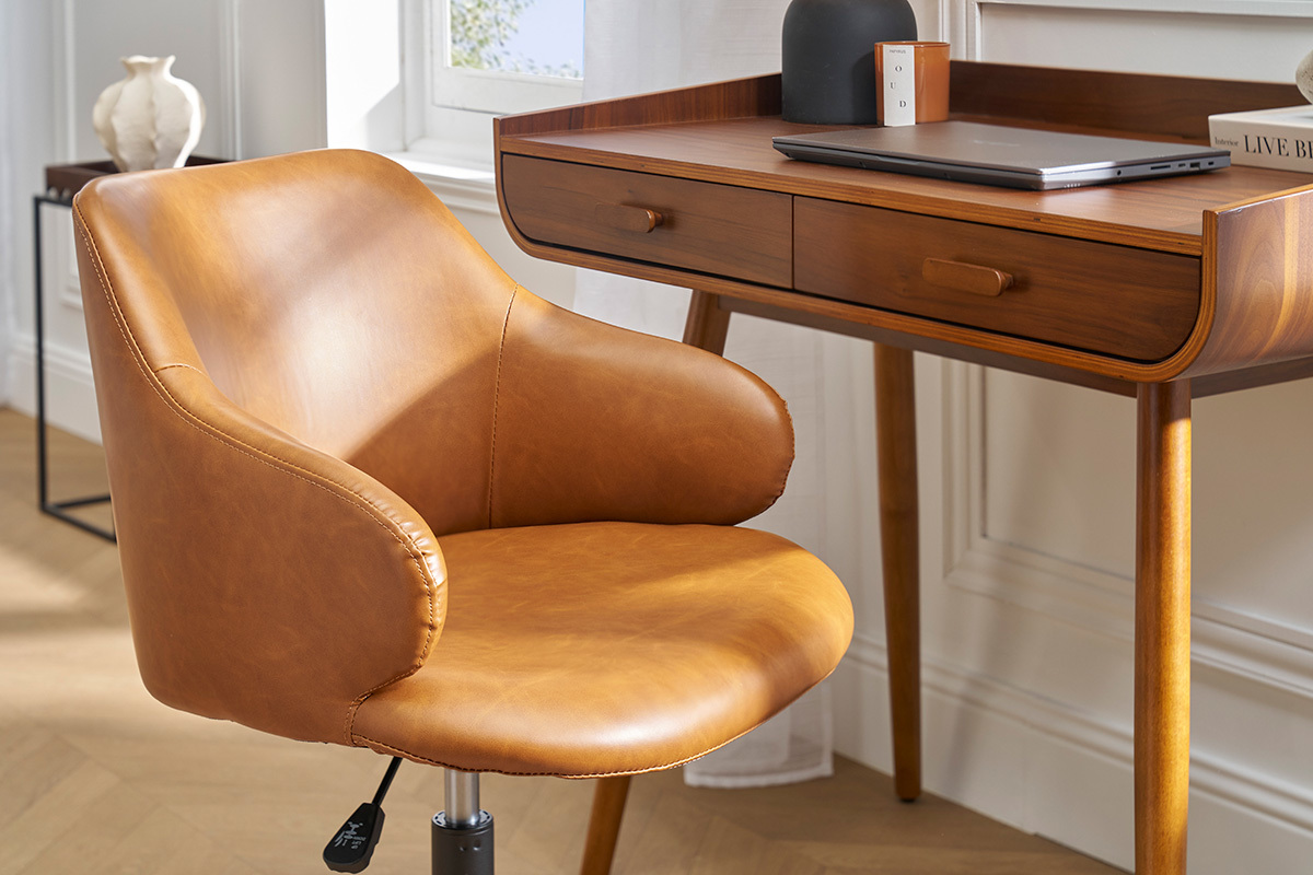 Brauner Vintage-Brostuhl vor einem Holzschreibtisch.