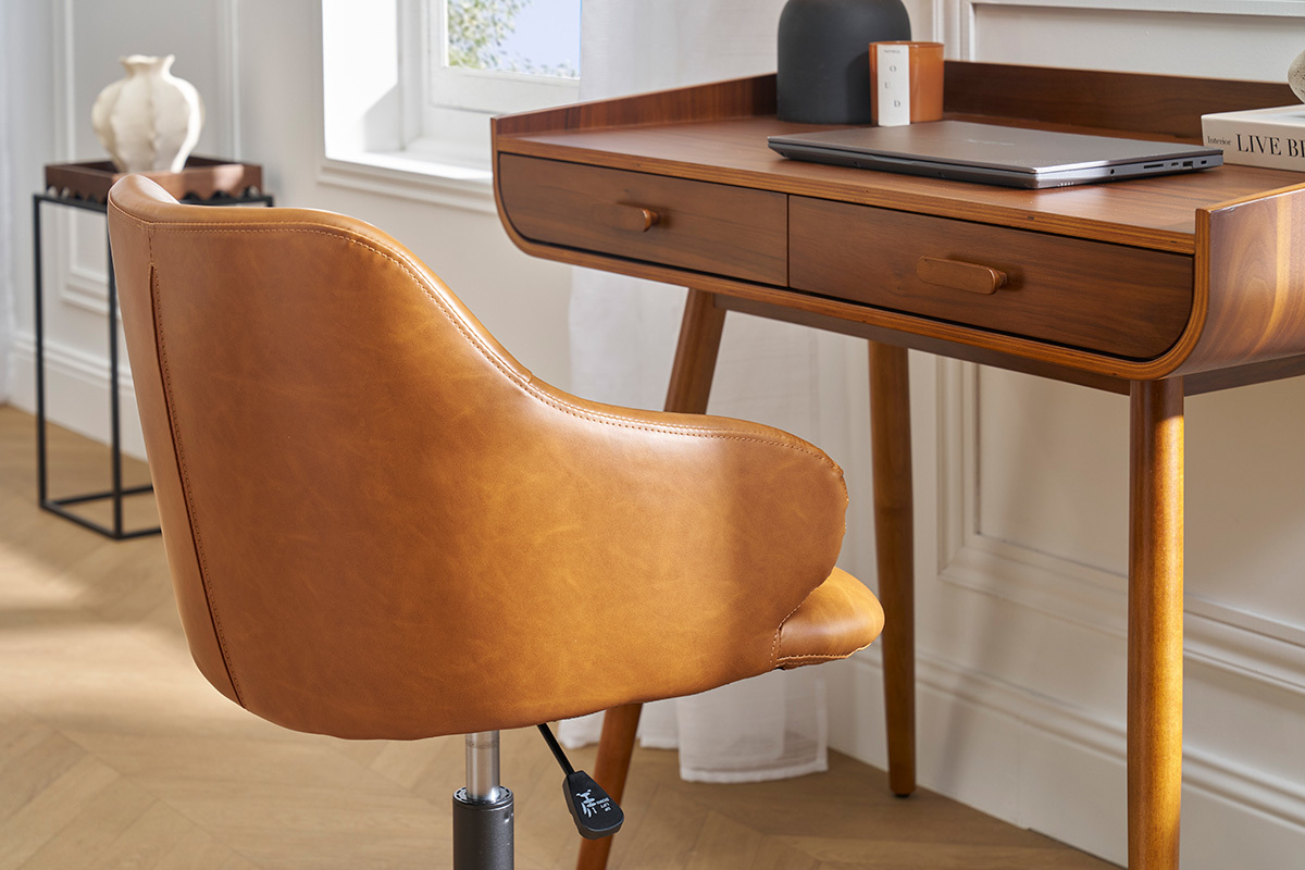 Brauner Vintage-Brostuhl vor einem Holzschreibtisch, Rckansicht.