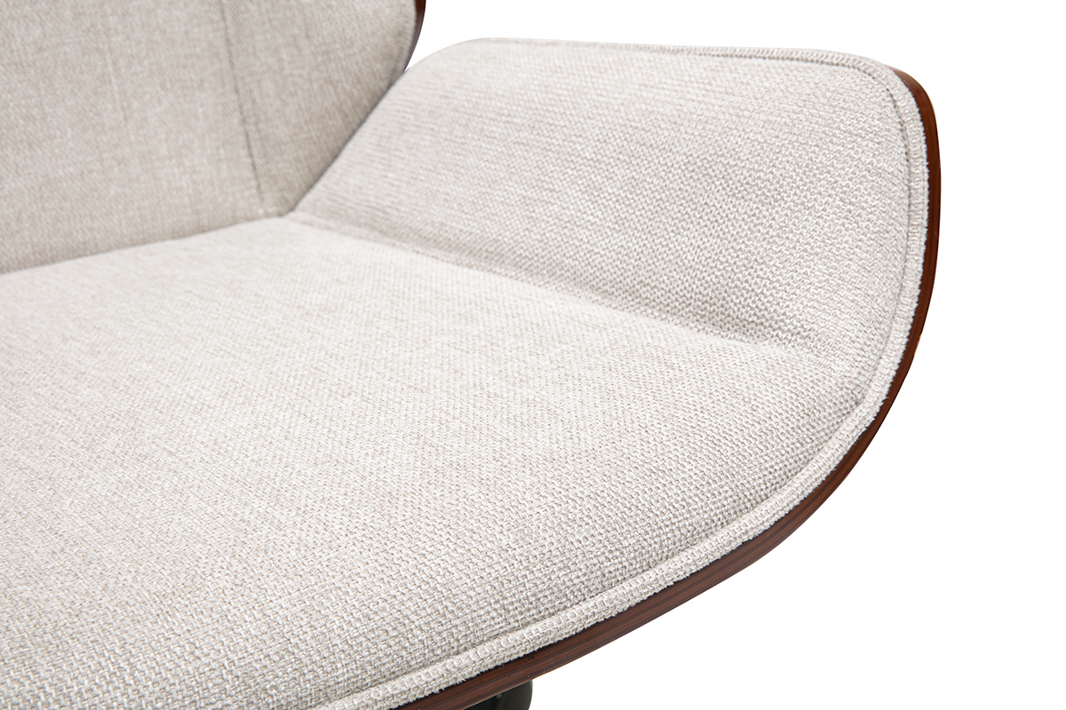 Nahaufnahme der gebogenen Sitzfl�che des B�rostuhls aus strukturiertem beigem Stoff.