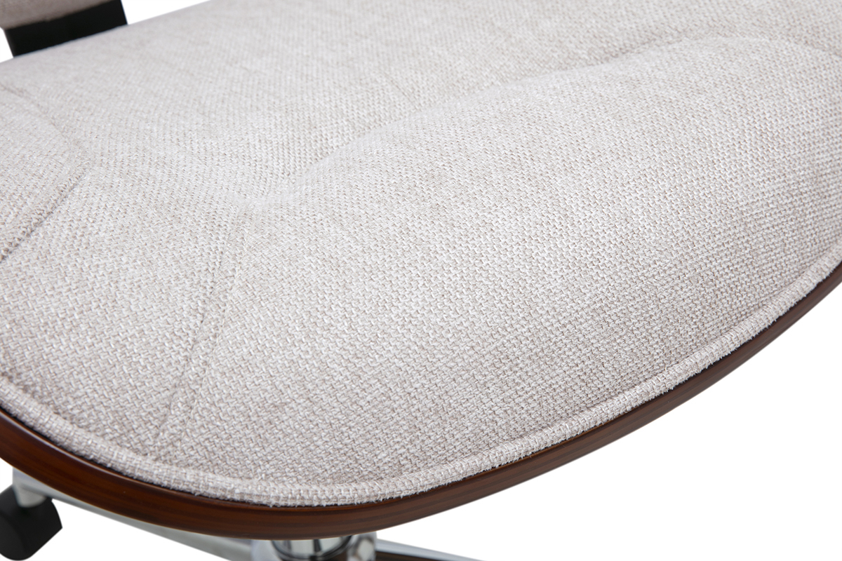 Nahaufnahme des Sitzes des YORKE B�rostuhls in beigem Samteffekt-Stoff und dunklem Holz.