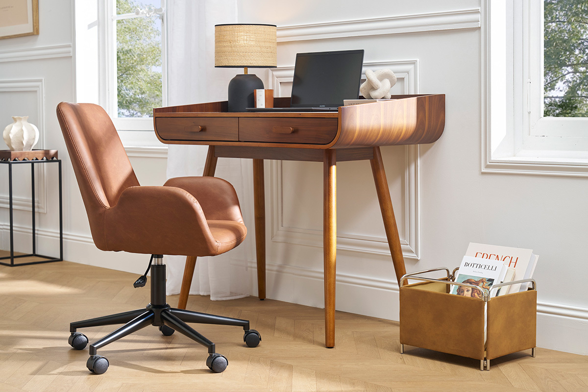 Brauner Brostuhl und schwarzes Metall ALBAN, Seitenansicht, neben einem Holzschreibtisch.