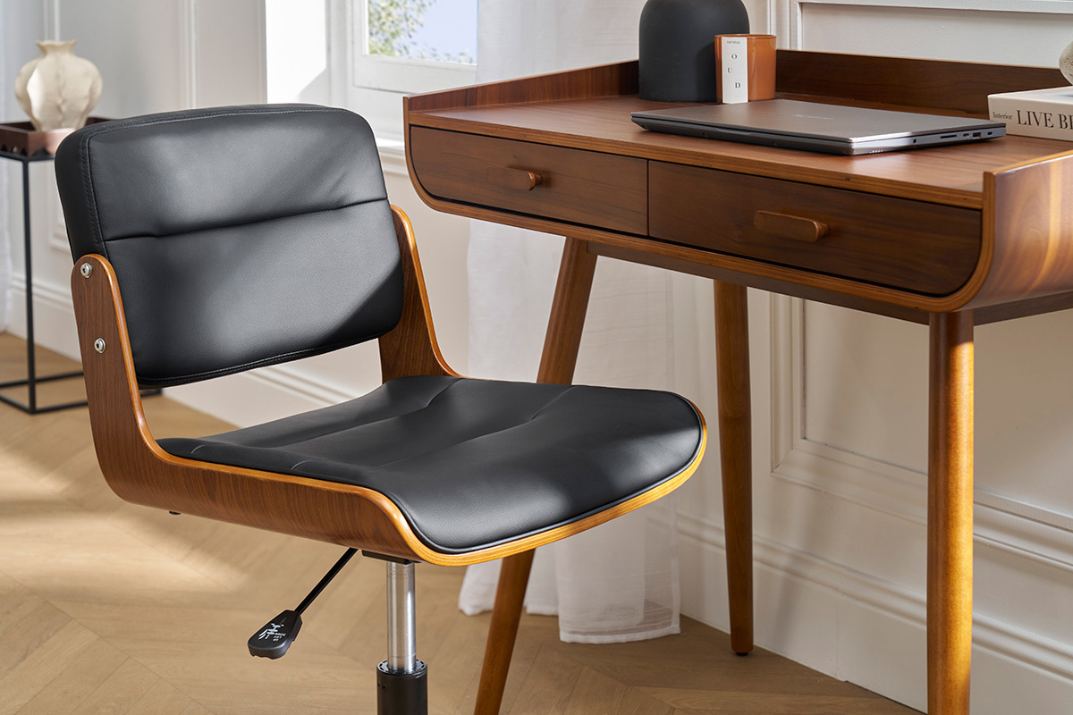 Schwarzer und dunkelholzener Brostuhl neben einem passenden Schreibtisch.