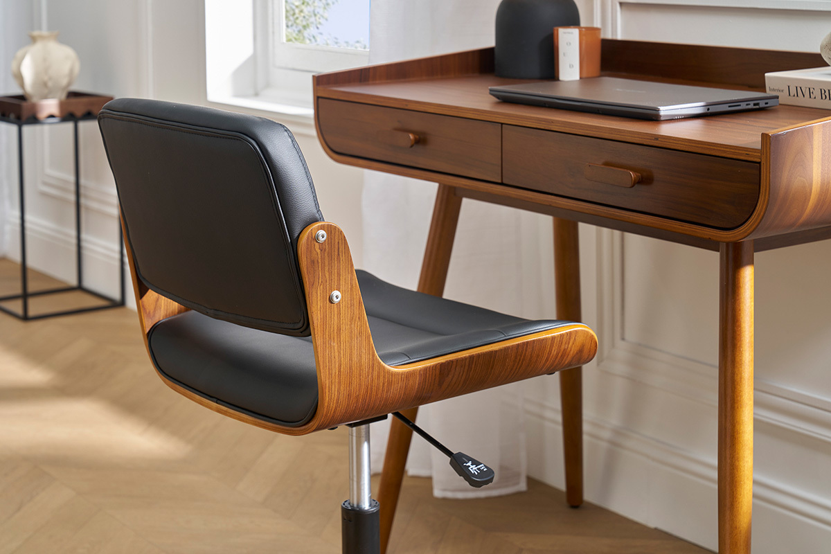 Brostuhl ARAMON in Schwarz und Holz, Seitenansicht neben einem dunklen Holzschreibtisch.