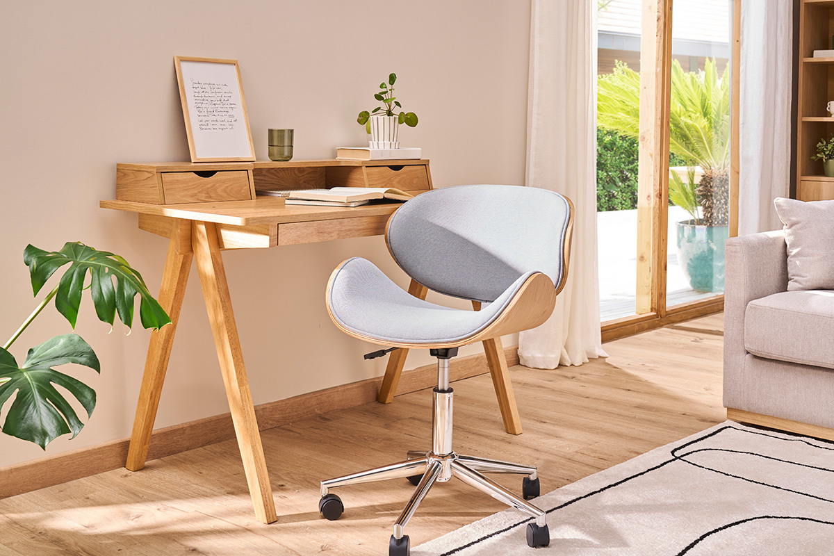 B�rostuhl mit Rollen im Design aus hellgrauem Stoff, hellem Holz und verchromtem Stahl WALNUT