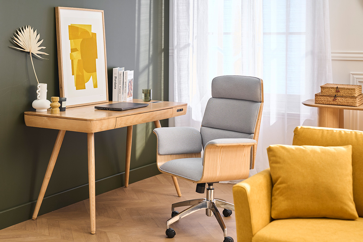 Design-B�rostuhl ELON aus Stoff und hellem Holz, vor einem Holzschreibtisch mit Dekoration.