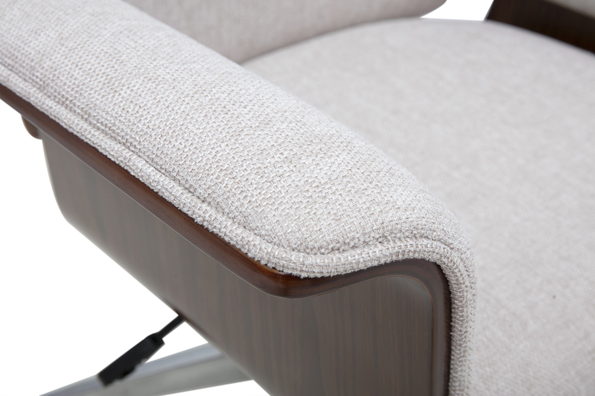 Nahaufnahme der Armlehne des ELON B�rostuhls in beigefarbenem Samteffektstoff und dunklem Holz.