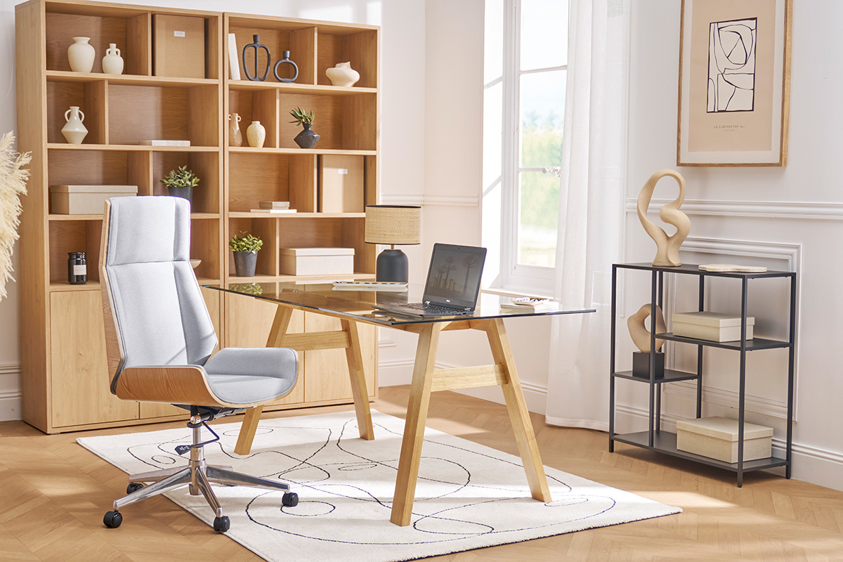 Design-B�rostuhl aus Stoff und dunklem Holz in einem modernen B�ro.