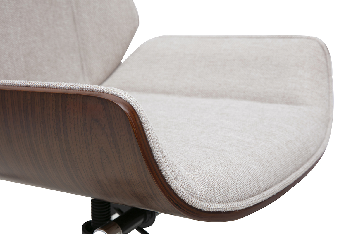 Nahaufnahme des CURVED B�rostuhls, beiger Stoff, dunkles Holz, Winkel der Sitzfl�che und R�ckenlehne sichtbar.