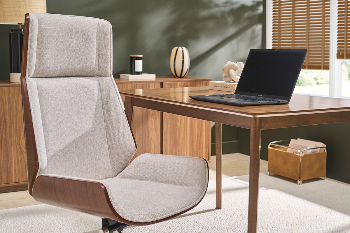 Chefsessel in Designausf�hrung aus Stoff in Beige Samt-Optik, dunklem Holz und verchromtem Stahl CURVED