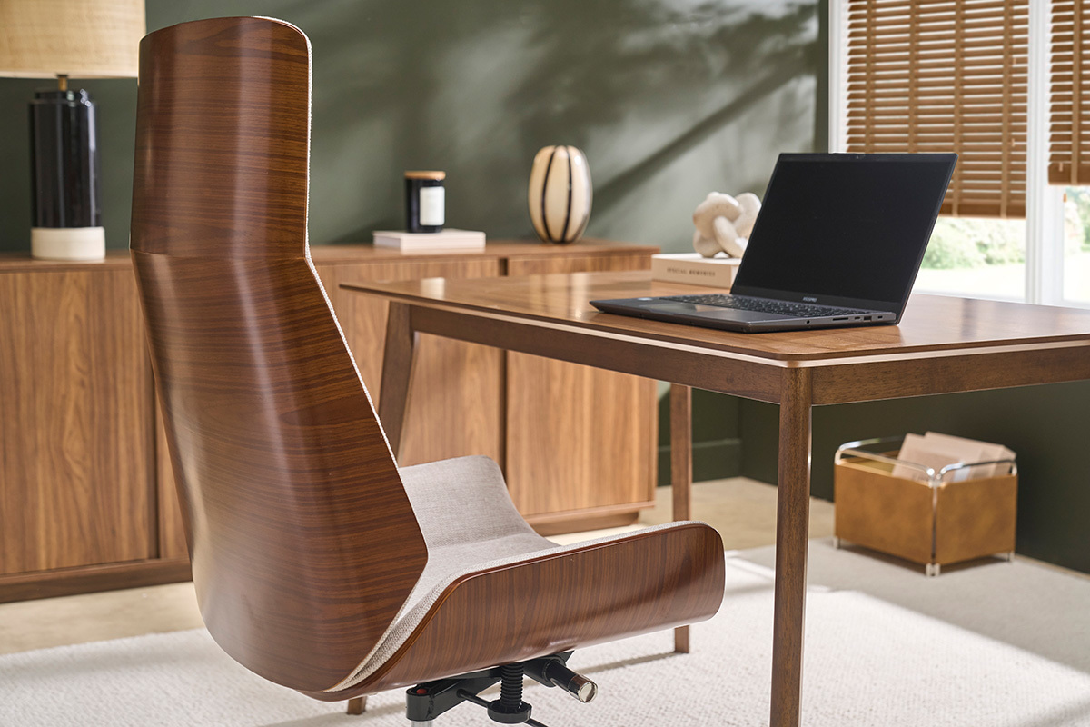 Chefsessel in Designausf�hrung aus Stoff in Beige Samt-Optik, dunklem Holz und verchromtem Stahl CURVED