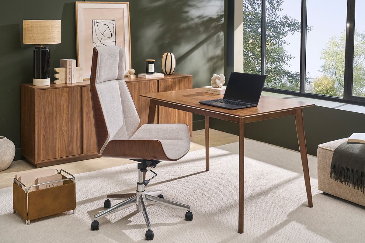 Chefsessel in Designausf�hrung aus Stoff in Beige Samt-Optik, dunklem Holz und verchromtem Stahl CURVED