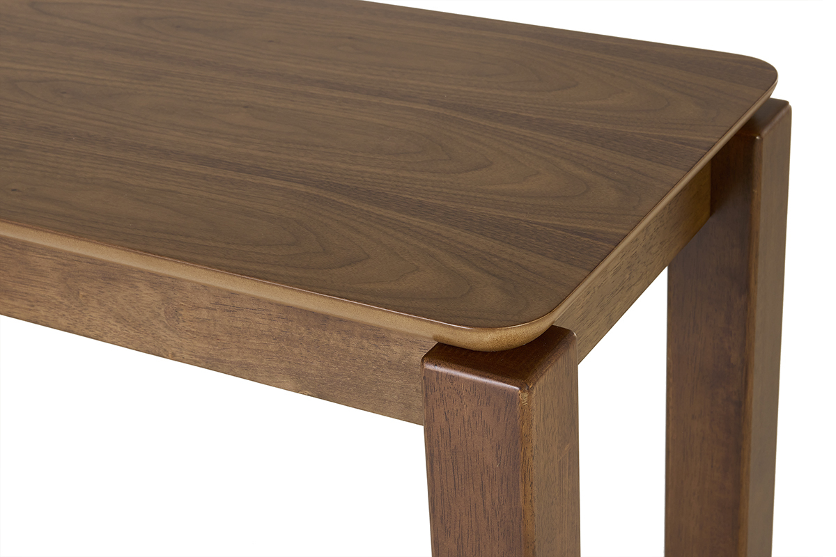 Detail der Konsole RAYA aus Nussbaumholz, Nahaufnahme der Platte und der Holzf��e.