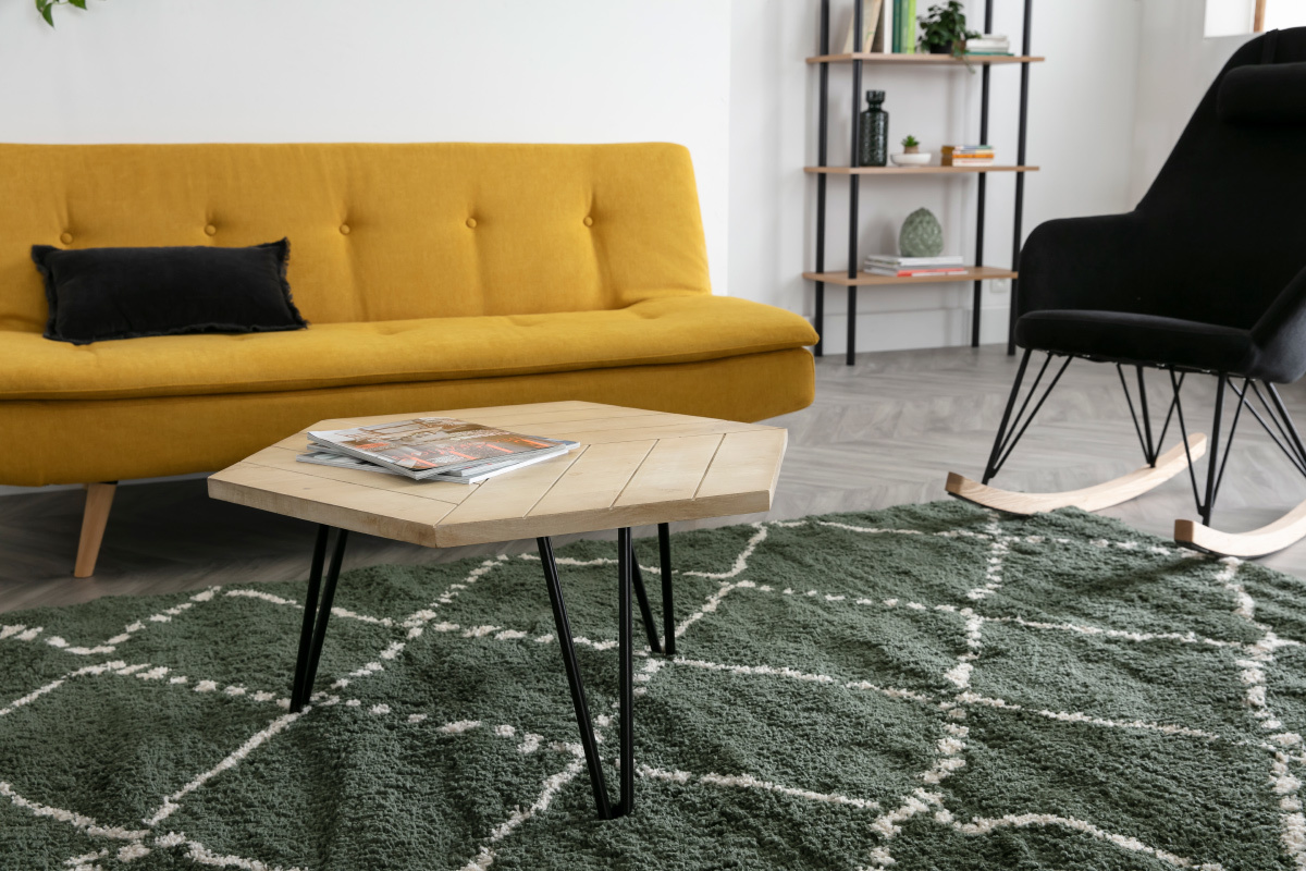 Couchtisch hexagonal strukturiert aus Mangoholz und schwarzem Metall VIBES