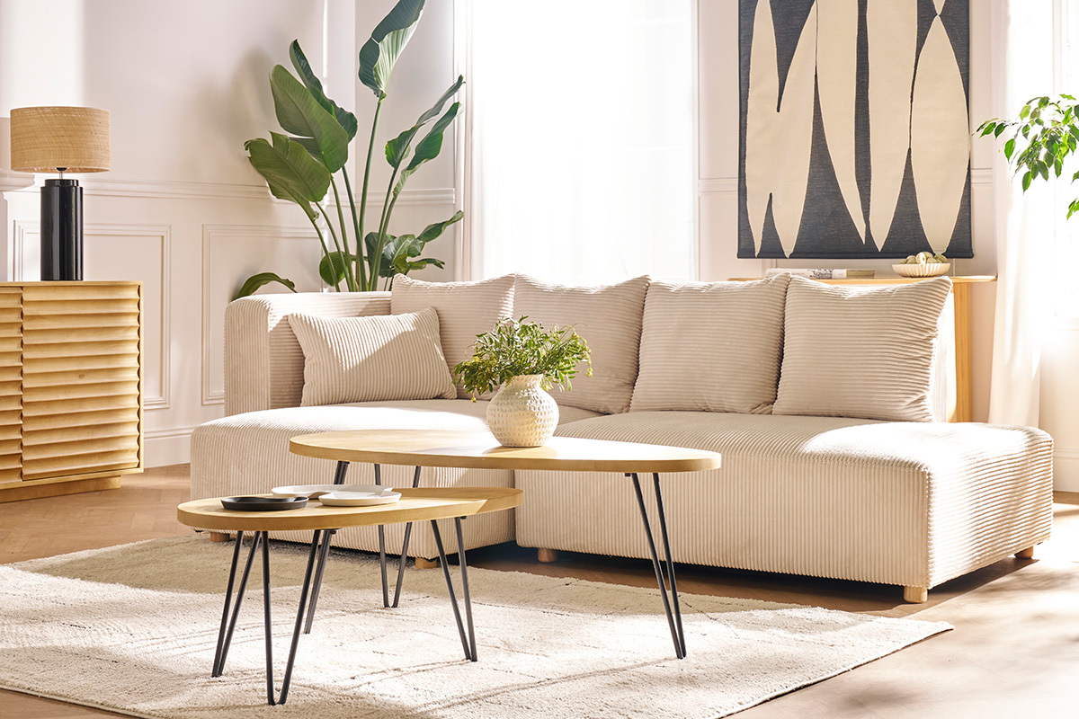 Ovale Beistelltische aus Holz und schwarzem Metall, in einem modernen Wohnzimmer angeordnet.