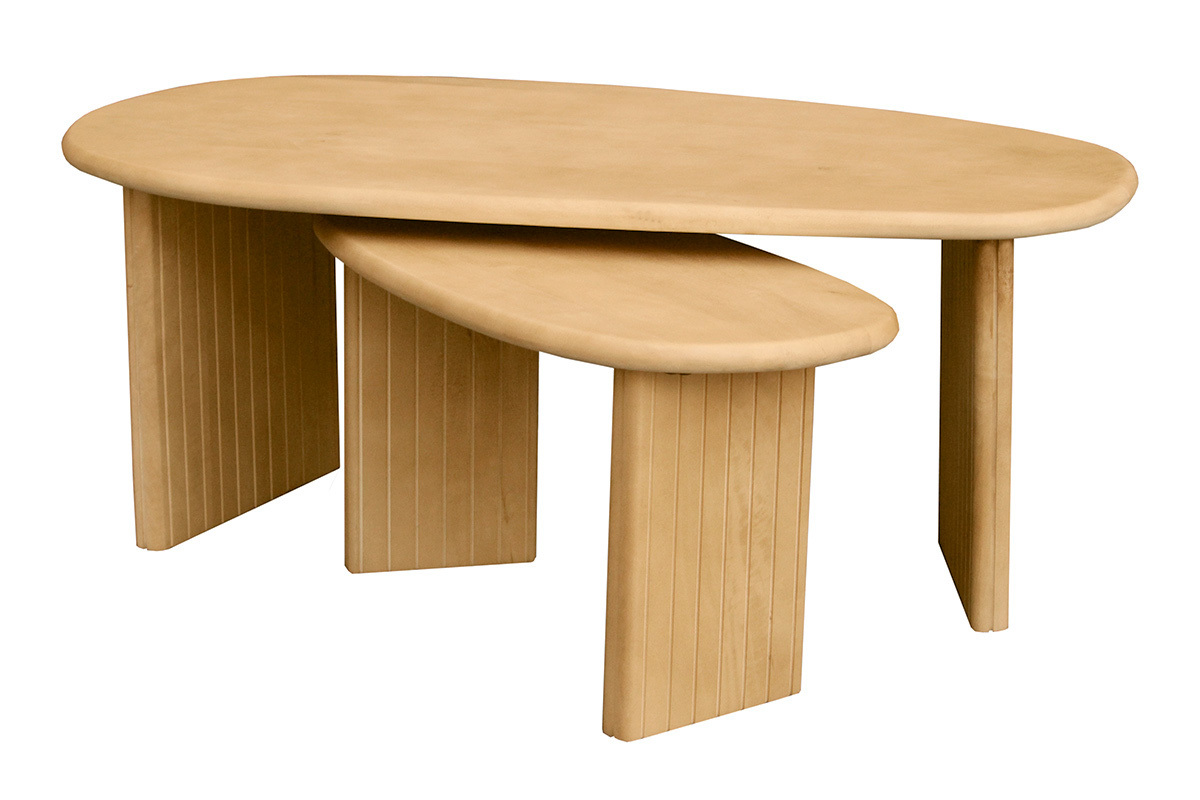 Nestende Couchtische aus massivem Mangoholz, Frontansicht, organisches Design und F��e mit Rillen