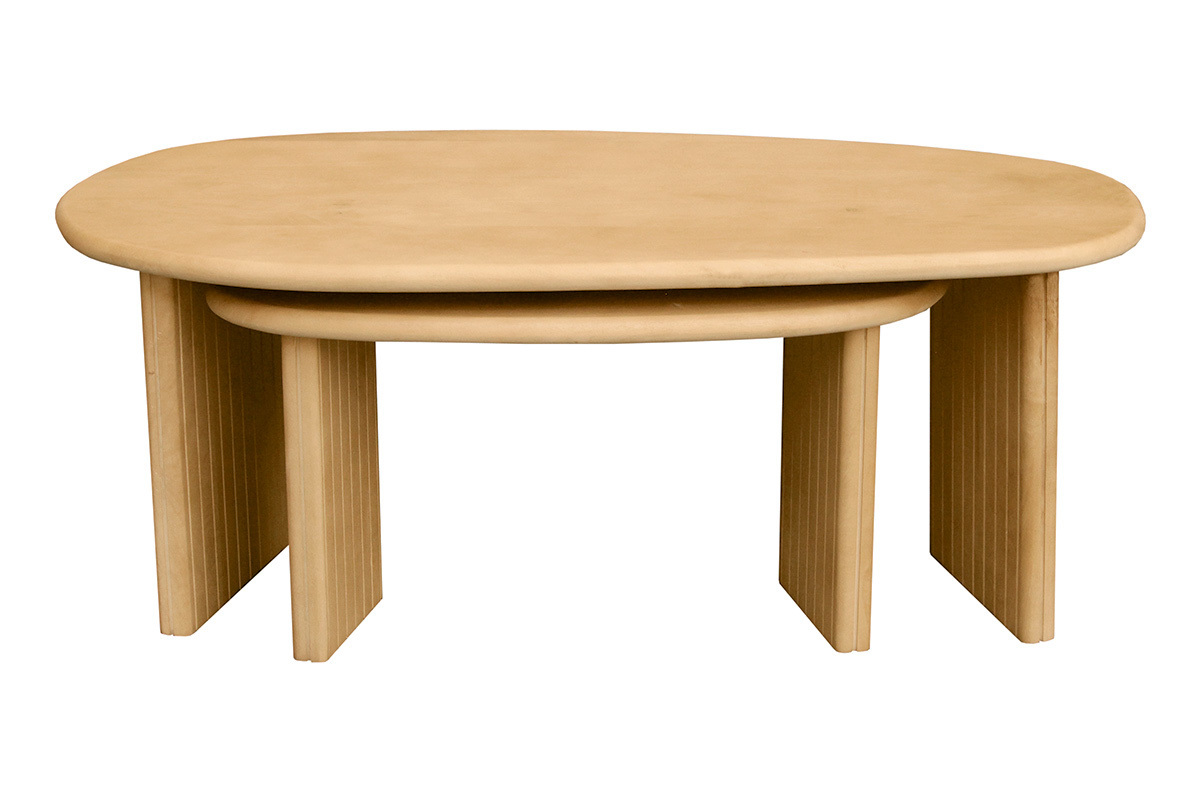 Beistelltische im Set aus massivem Mangoholz, Vorderansicht, organisches Design mit gerillten Beinen.