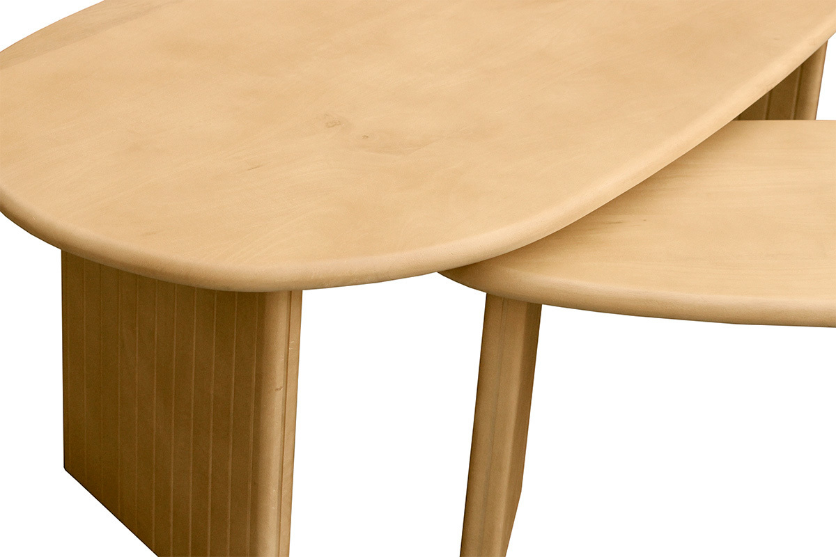 Detail der ineinander schiebbaren Couchtische MARBELLA aus hellem Holz, Draufsicht mit ovaler Platte und gerillten Beinen.