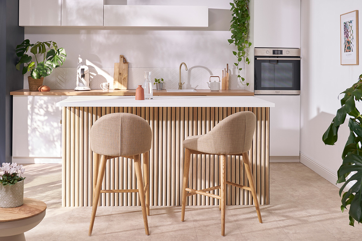 Design-Barhocker aus beigem Stoff und hellem Holz H66.5 cm DALIA