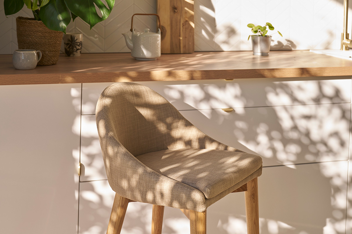 Design-Barhocker aus beigem Stoff und hellem Holz H66.5 cm DALIA