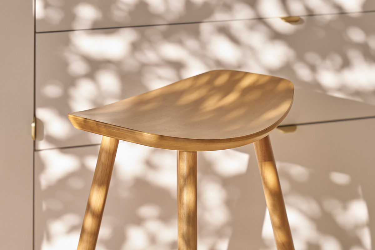 Design Barhocker aus hellem Holz H65 cm DEMORY