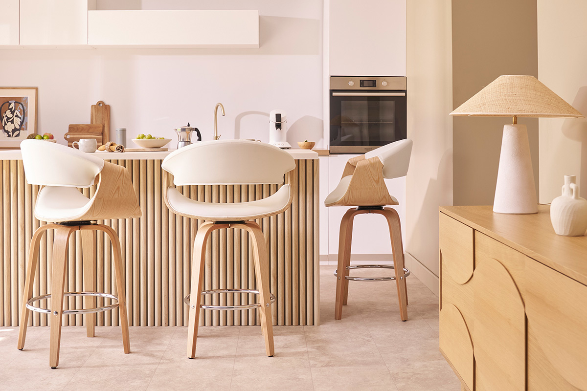 Barhocker ARAMIS wei�, helles Holz und verchromter Stahl, R�ckansicht in einer modernen K�che.