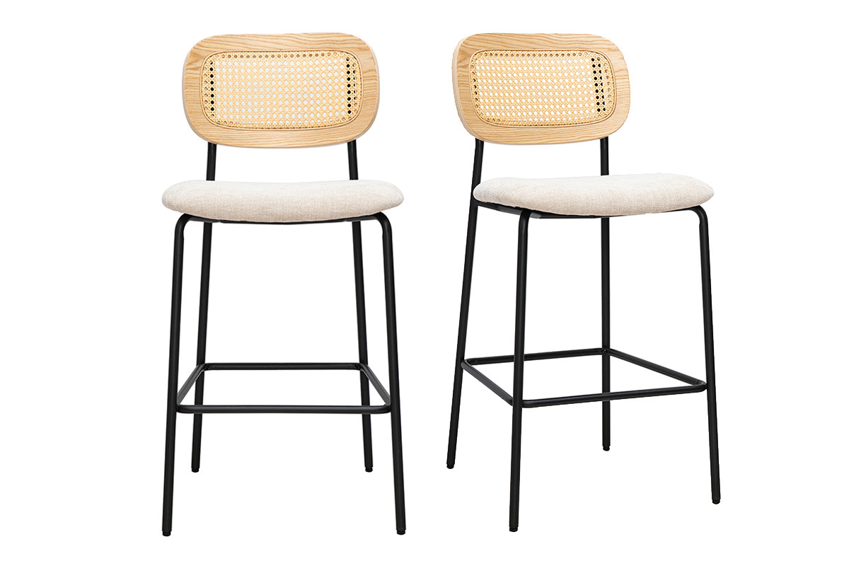 Set aus 2 Design-Hockern aus beigem Stoff und Rohrgeflecht, schwarze Metallstruktur, Vorderansicht.