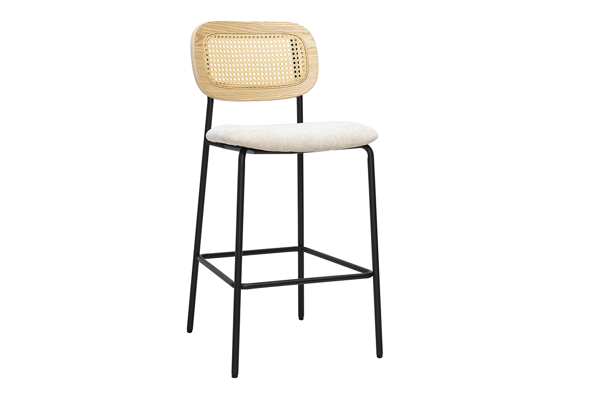 Designer-Hocker aus beigem Stoff mit R�ckenlehne aus Rattan, schwarzer Metallstruktur, 3/4-Ansicht