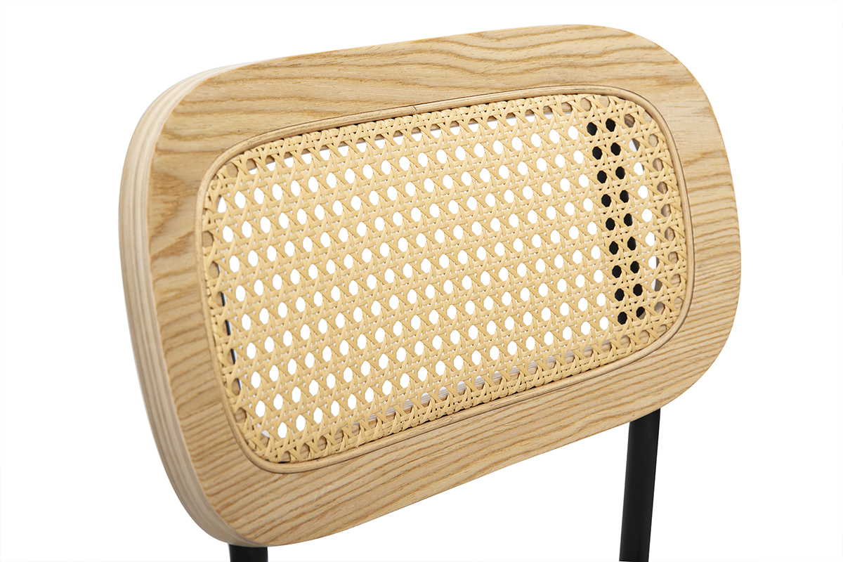 Geflochtener Rattankorb, heller Holzrahmen, Nahaufnahme des Design-Hockers MIRANDA.