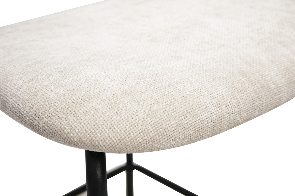 Nahaufnahme der Sitzfl�che aus beigefarbenem Stoff mit strukturiertem Samteffekt eines Design-Hockers.